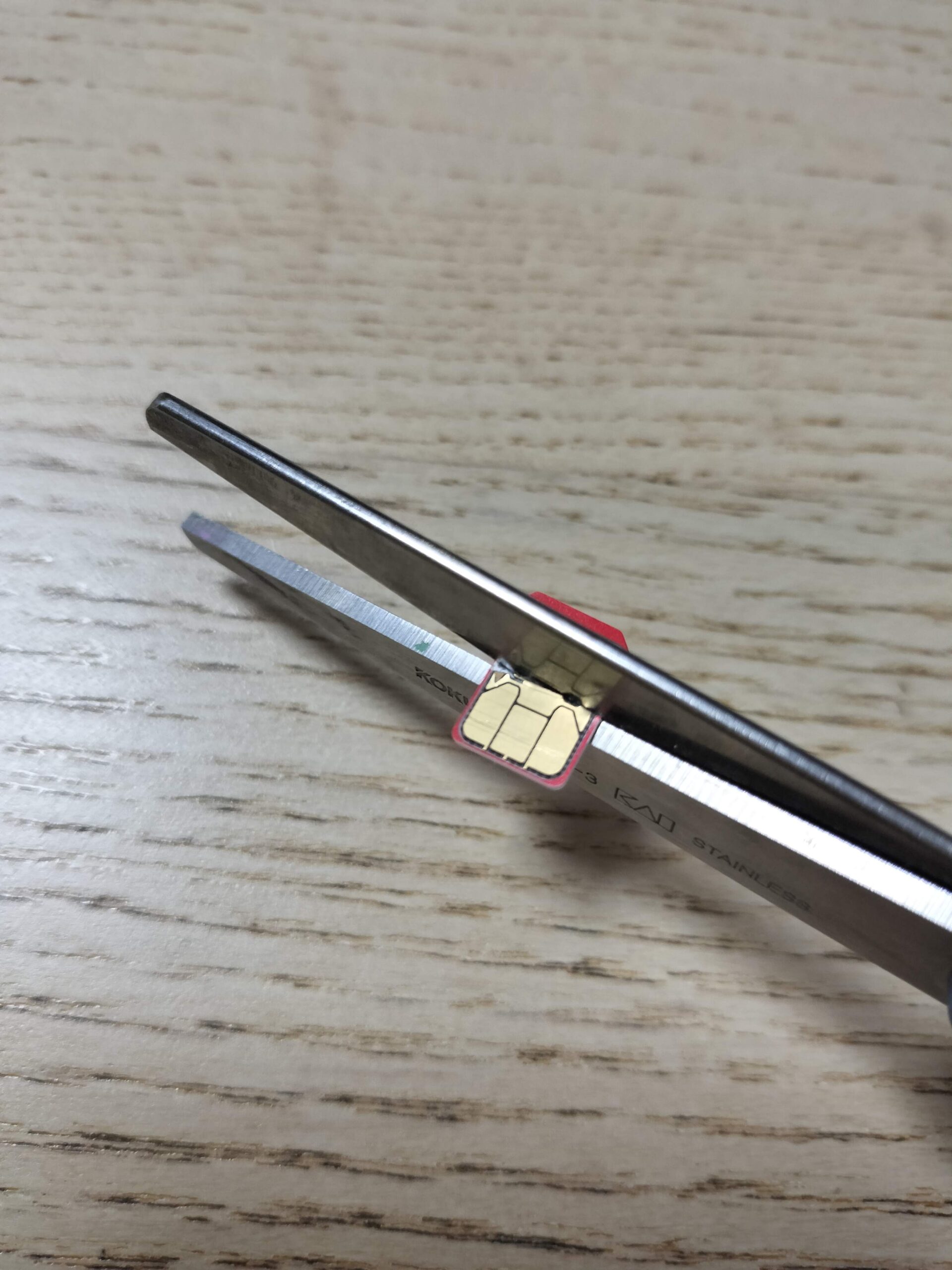 SIMカードのICチップにハサミの刃を当てたところ