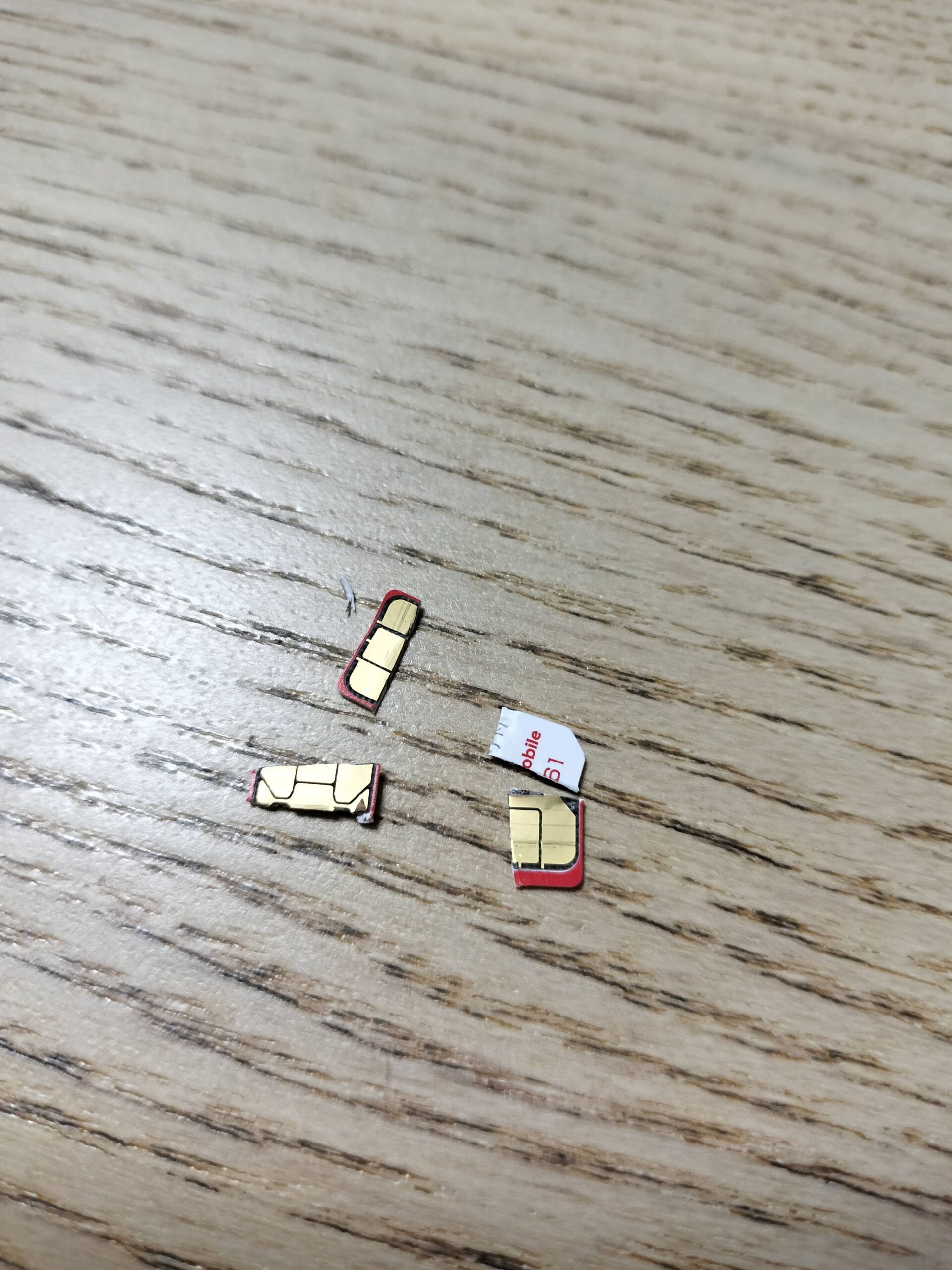ハサミで四つに切り分けたSIMカードの破片