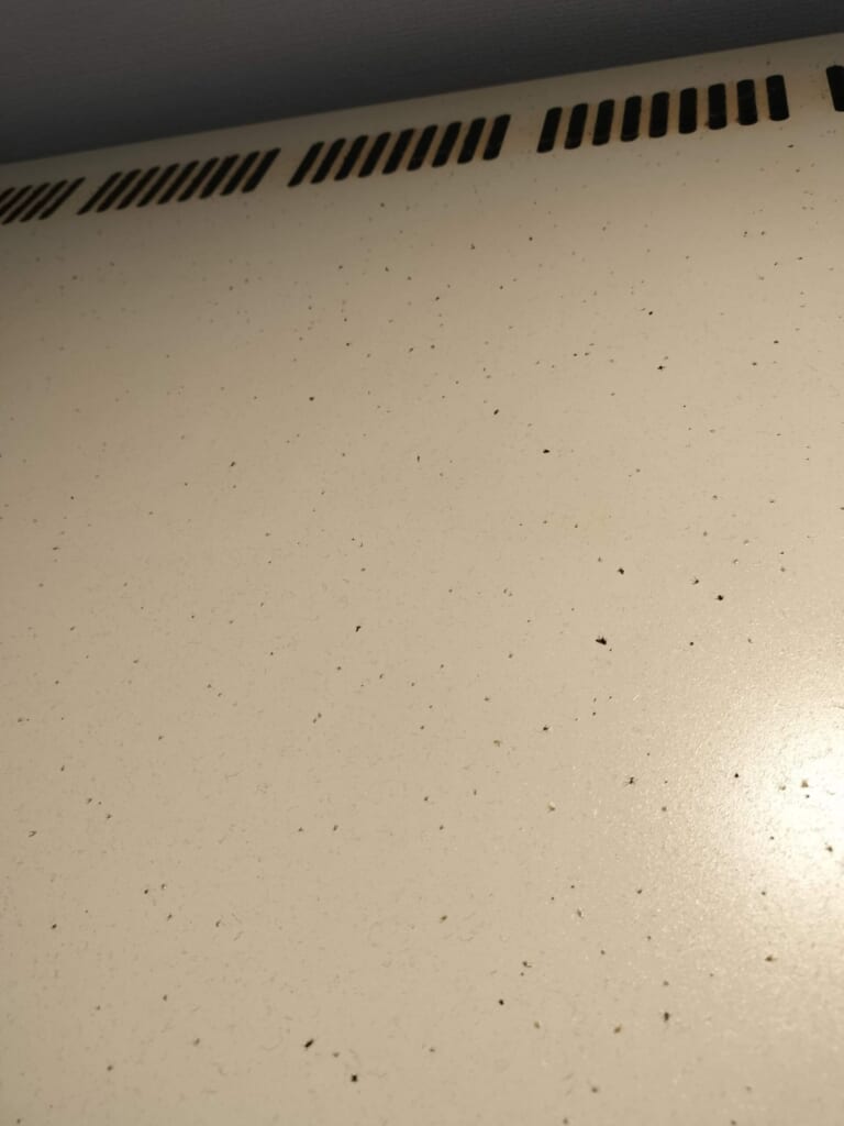 削る前のレンジフード前板。細かい汚れの点が付いている
